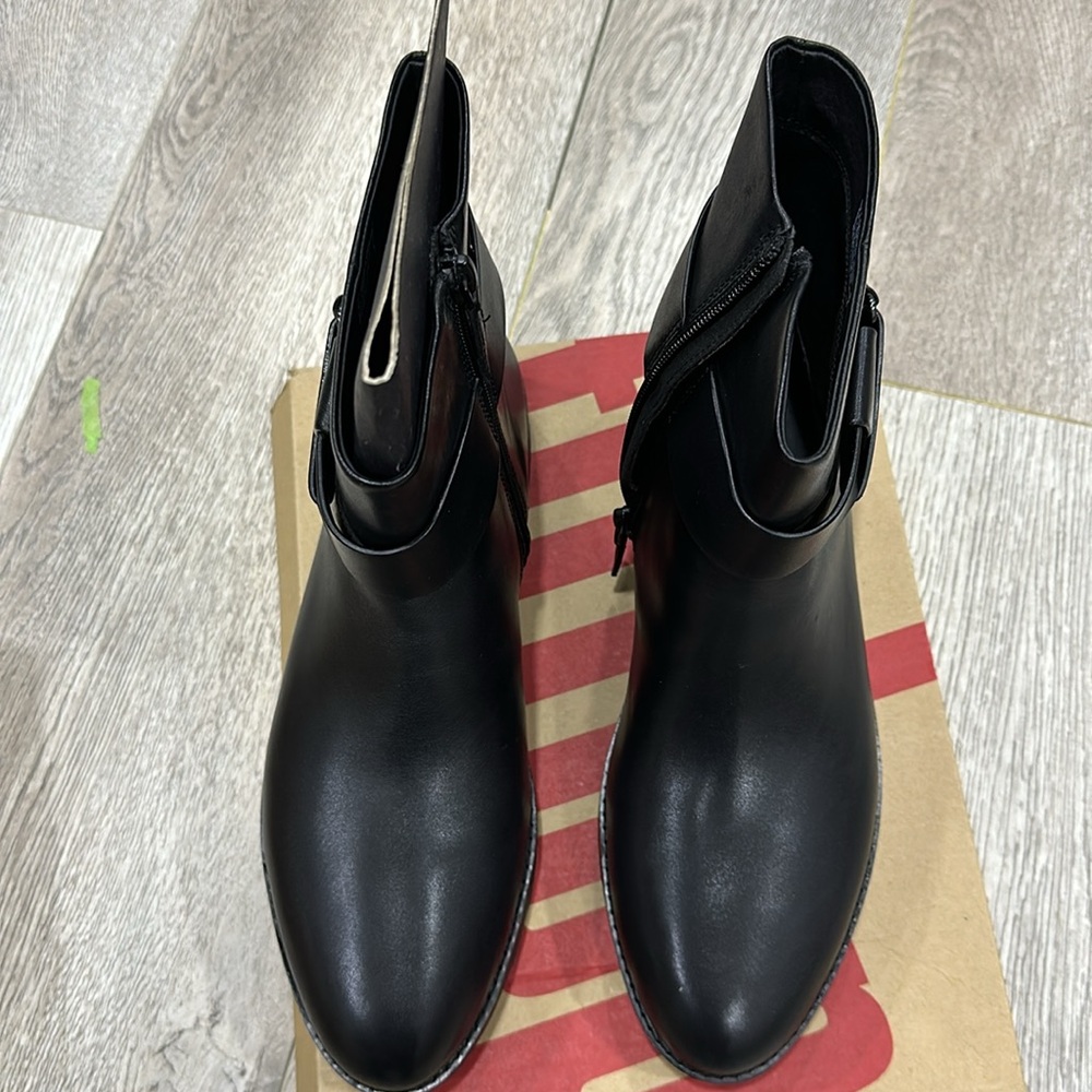 Brand new in a box. Fitflop booties. Black. Size 9 .